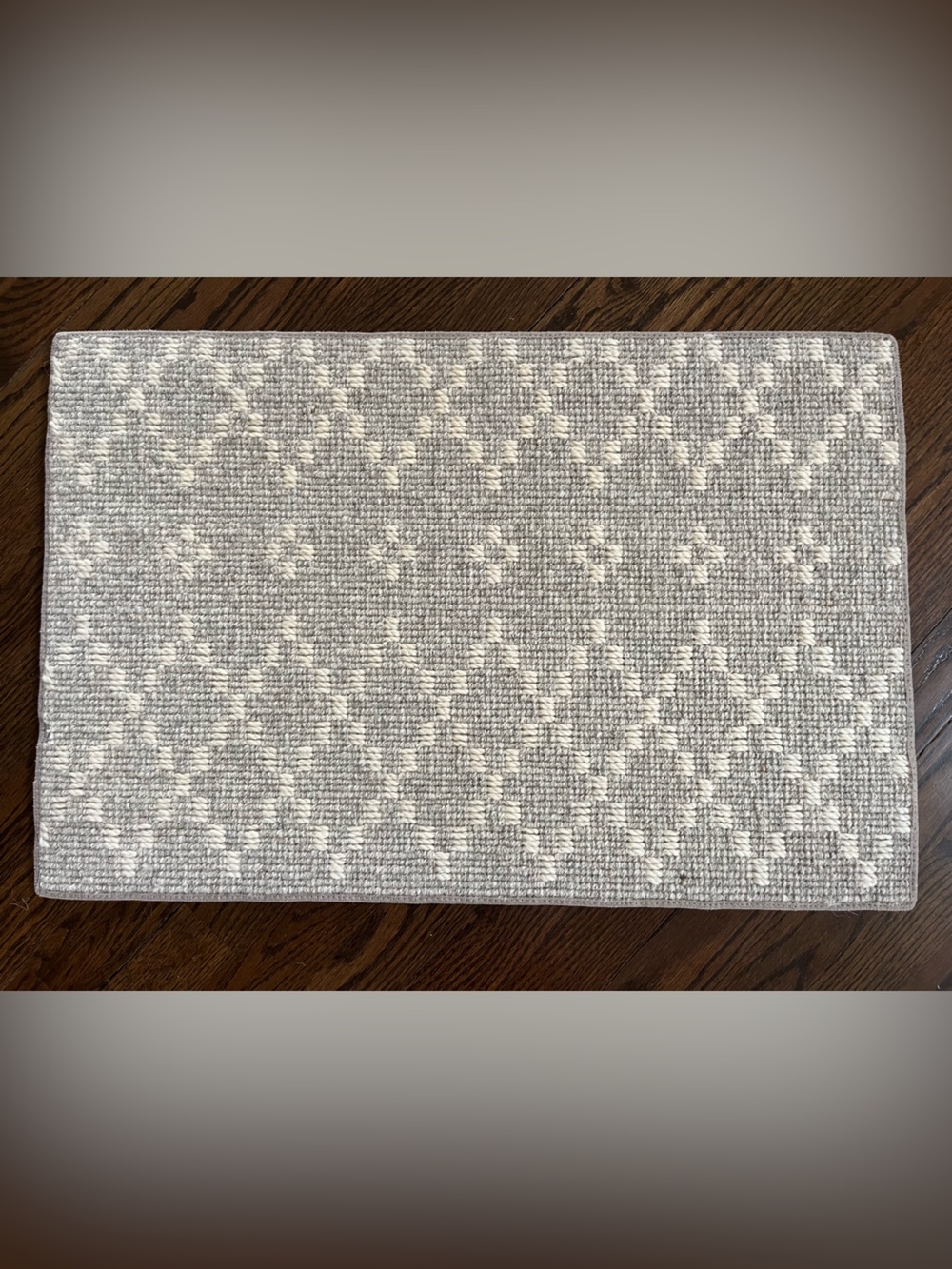 27 inches x 18 inches Gray& Cream Geometric Indoor Accent Rug 100% Pure New Wool